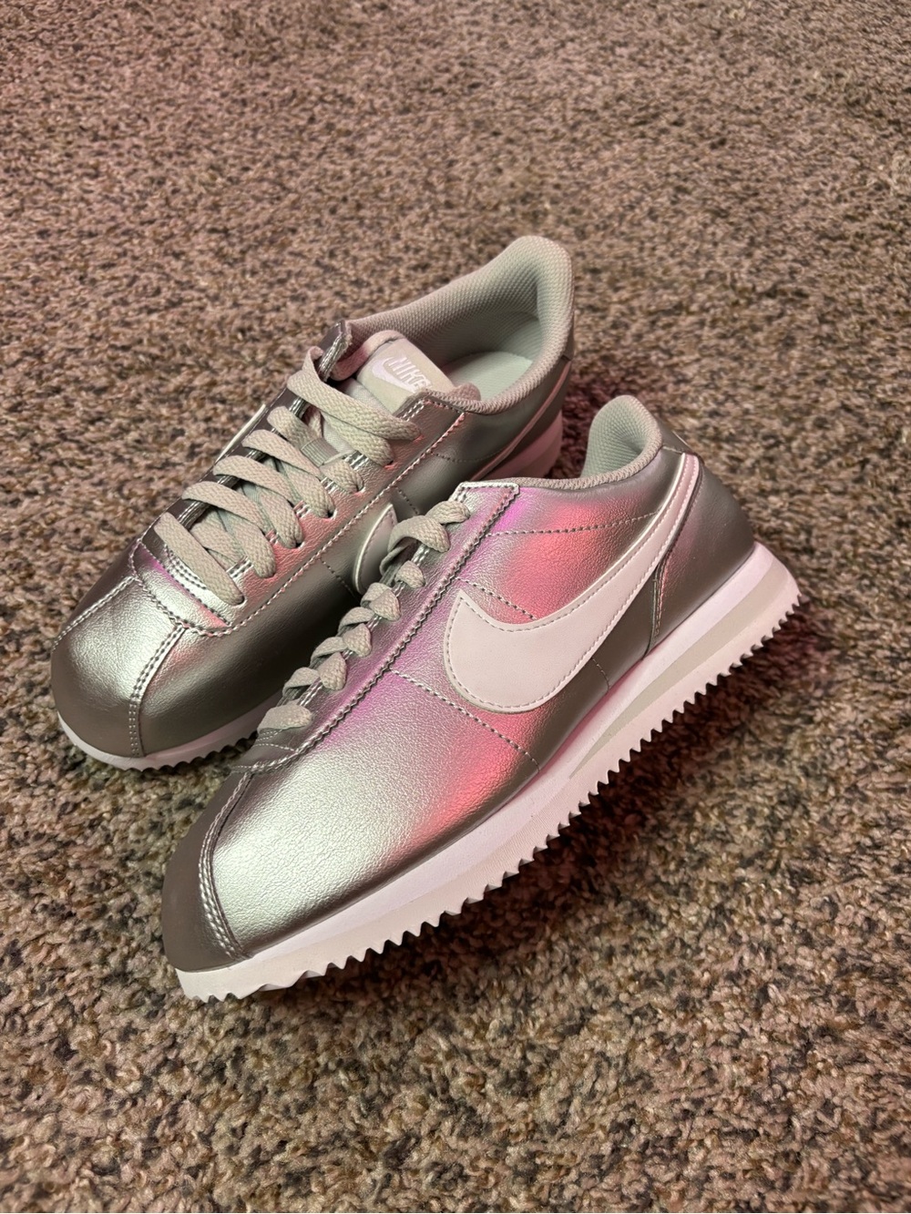 NEW Nike Cortez Women’s Size 7 Metallic Silver White Grey Fog Sneakers - Picture 7 of 8